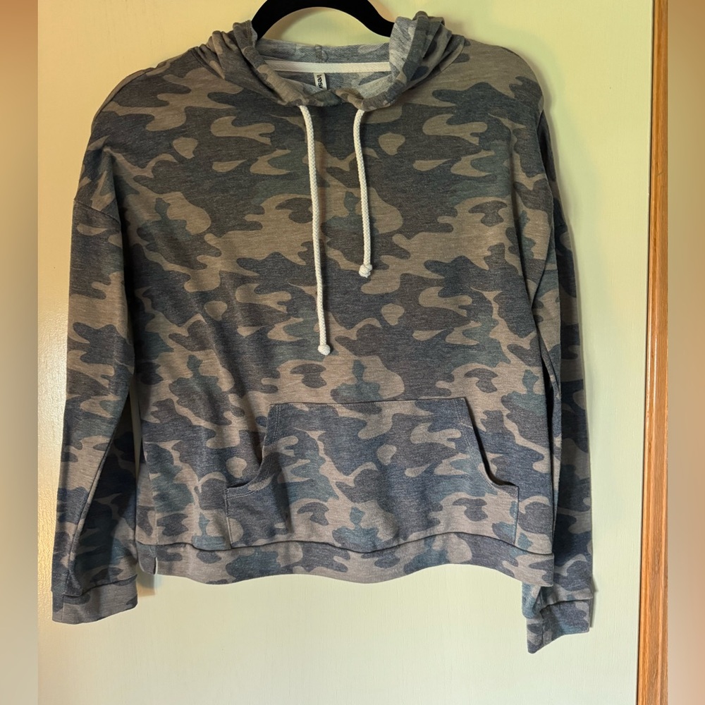 Tresics Medium Cropped Camo Hoodie Lightweight with Drawstrings and Front Pocket